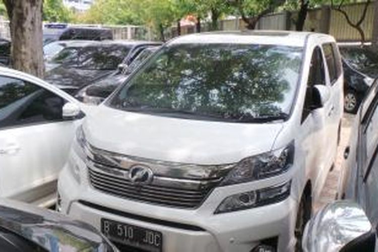 Mobil Toyota Vellfire warna putih B 510 JDC disita Komisi Pemberantasan Korupsi (KPK) dari kediaman artis Jennifer Dunn di Jakarta, Rabu (12/2/2014). Mobil ini  disita terkait kasus dugaan pencucian uang yang menjerat Tubagus Chaeri Wardana alias Wawan.