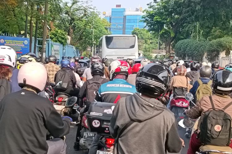 Terjadi kemacetan di perempatan menuju Jalan DI Pandjaitan di Jakarta Timur, Jumat (26/5/2023).