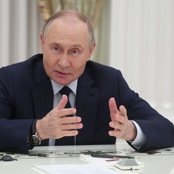 Presiden Rusia Vladimir Putin saat bertemu sandera yang dibebaskan Hamas dari Gaza di Kremlin, Moskwa, 16 April 2025.