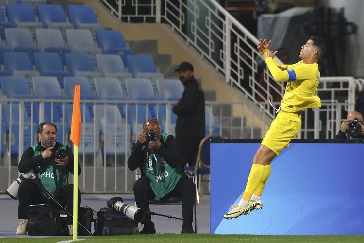 Penyerang Al-Nassr Cristiano Ronaldo merayakan golnya selama pertandingan sepak bola Liga Champions AFC antara Al-Feiha vs Al-Nassr dari Arab Saudi di Stadion Pangeran Faisal Bin Fahd di Riyadh pada 14 Februari 2024.
