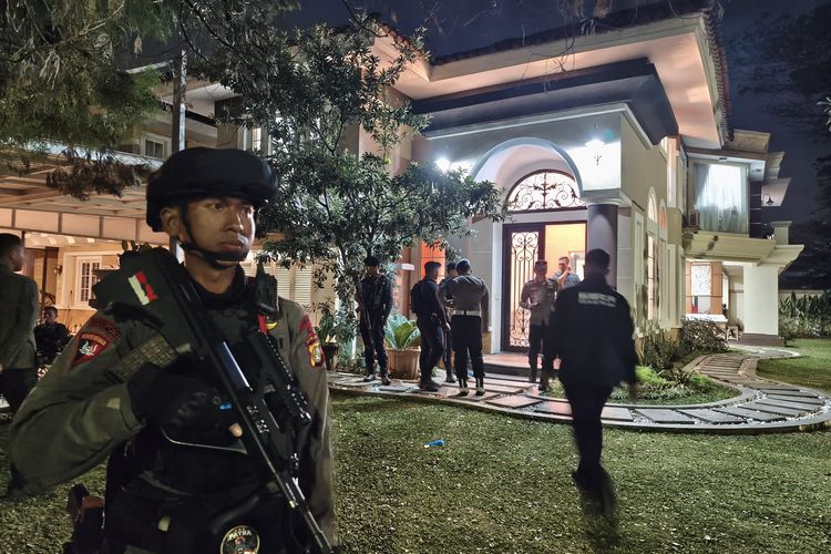 Penggeledahan Rumah Mewah di Sentul City Berlangsung hingga Tengah Malam, Aparat Bersenjata Jaga Lokasi