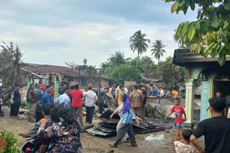 Kondisi tiga rumah pasca kebakaran yang terjadi di Jalan Medan Km 10, Gang YMI, Kelurahan Sinaksak, Kecamatan Tapian Dolok, Kabupaten Simalungun, Provinsi Sumut, Kamis (11/4/2024).