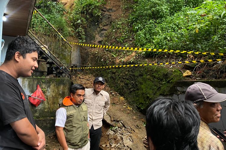Longsor Terjang Bangsal di Samarinda, Enam Keluarga Mengungsi, Motor Mahasiswi Hancur