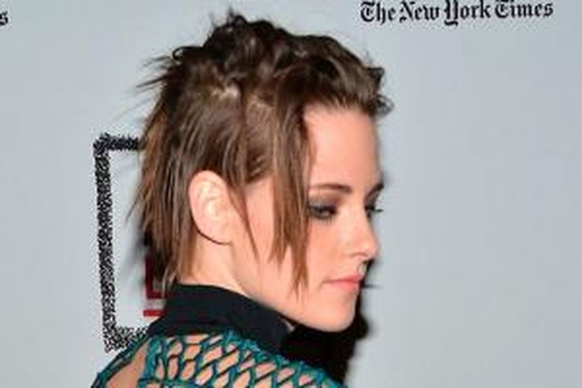 Kristen Stewart tergolong sebagai aktris yang sangat berani bereksperimen dengan gaya busana dan rambut. 