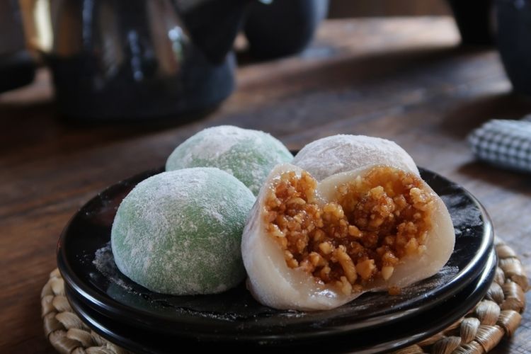 Ilustrasi mochi isi kacang tanah. 