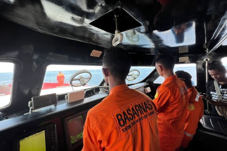 Tim SAR gabungan sedang dalam perjalanan menuju lokasi kapal mati mesin di antara perairan Pulau Sukun dan Pulau Pemana, Kabupaten Sikka, Selasa (18/4/2023).