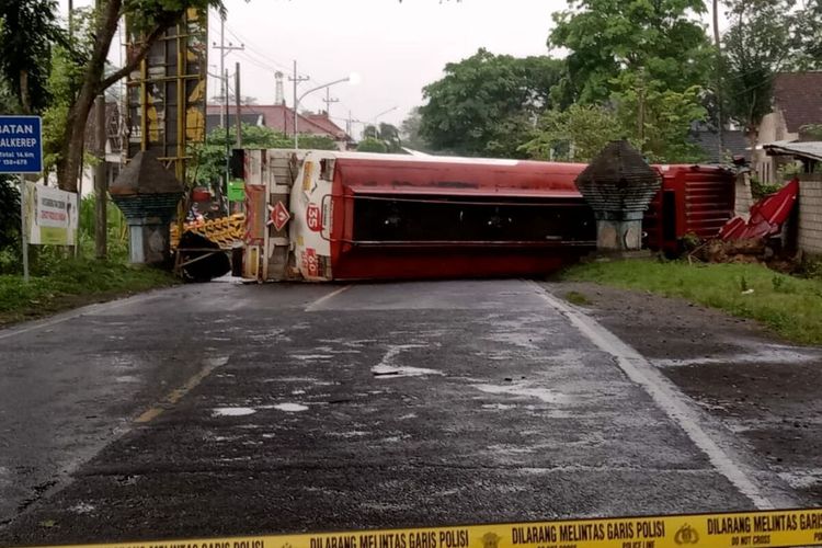 Truk tangki Pertamina dengan muatan penuh BBM 24.000 liter terguling dan menutup jalan nasional di Kelurahan Bence, Kecamatan Garum, Kabupaten Blitar, Kamis (6/10/2022)