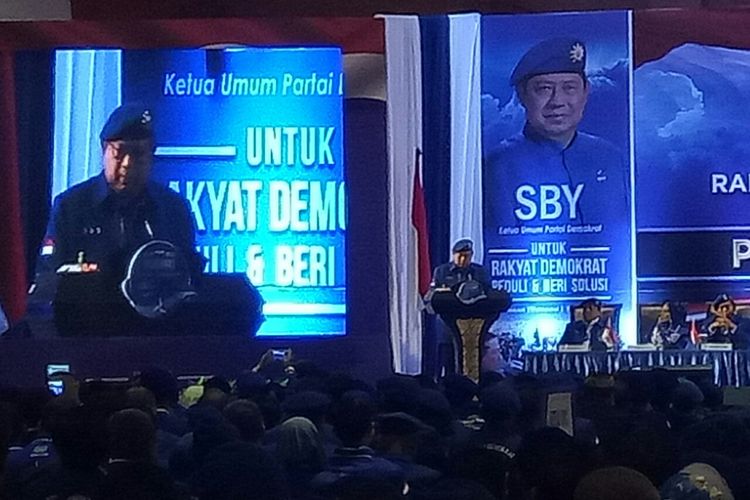 Ketua Umum Partai Demokrat Susilo Bambang Yudhoyono saat memberi sambutan di acara Rakernas Partai Demokrat di Mataram, NTB, Senin (8/5/2017).