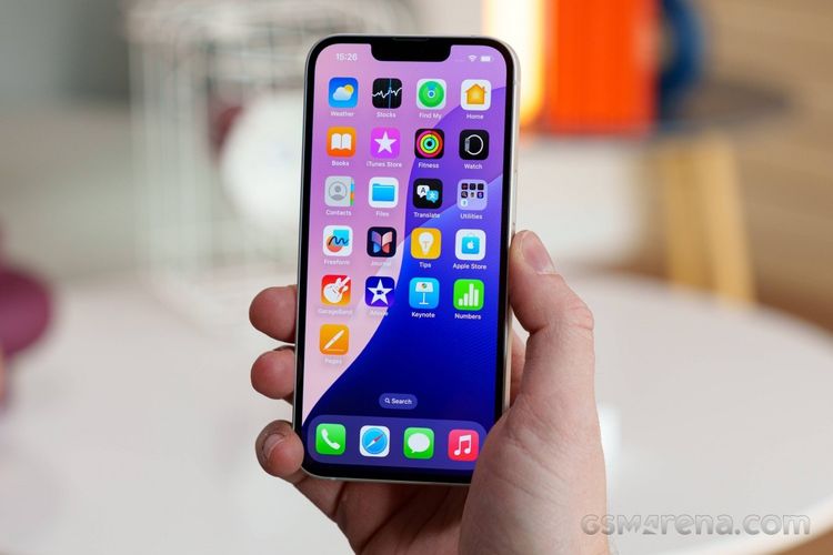 Layar iPhone 16e yang masih mengadopsi notch.