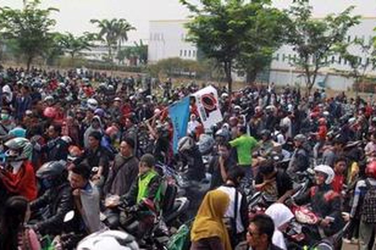 Ilustrasi: Buruh melakukan aksi damai berkeliling mendesak rekannya yang masih bekerja didalam pabrik untuk keluar di Kawasan Industri MM 2100 di Cibitung, Bekasi, Jawa Barat, Rabu (3/10/2012). Ribuan buruh menuntut dihapuskannya outsourcing, menolak upah buruh murah dan jalankan jaminan kesehatan. 