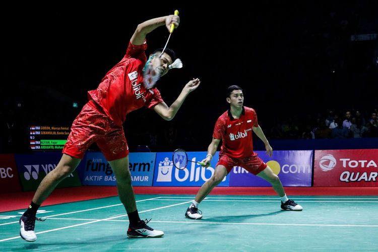 Pebulu tangkis ganda putra Indonesia, Rian Ardianto dan Fajar Alfian mengembalikan kok ke arah pasangan asal Indonesia, Kevin Sanjaya Sukamuljo dan Marcus Fernaldi Gideon dalam laga babak semifinal Indonesia Open 2018 di Istora Senayan, Jakarta, Sabtu (7/7/2018). Kevin Sanjaya Sukamuljo dan Marcus Fernaldi Gideon lolos ke babak final usai menang dengan skor 21-13 21-10.