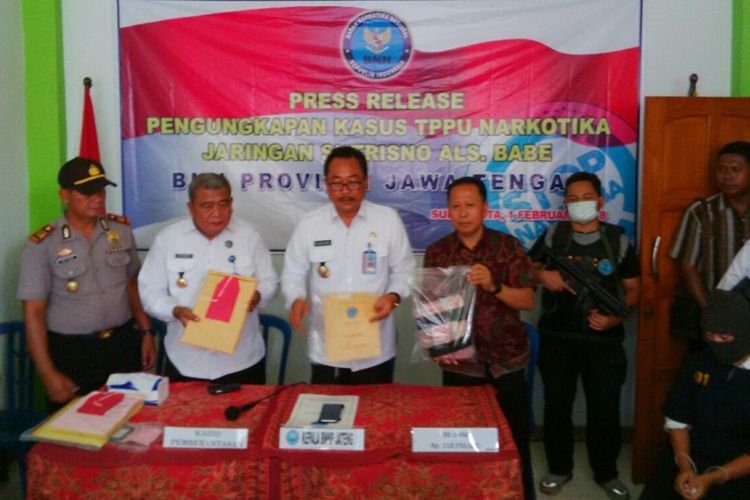 Kepala Badan Narkotika Nasional (BNN) Provinsi Jateng Brigjen Pol Tri Agus Heru Prasetyo (tengah) menunjukkan barang bukti dalam press release kasus TPPU Narkotika di Sukoharjo, Jawa Tengah, Kamis (1/2/2018).