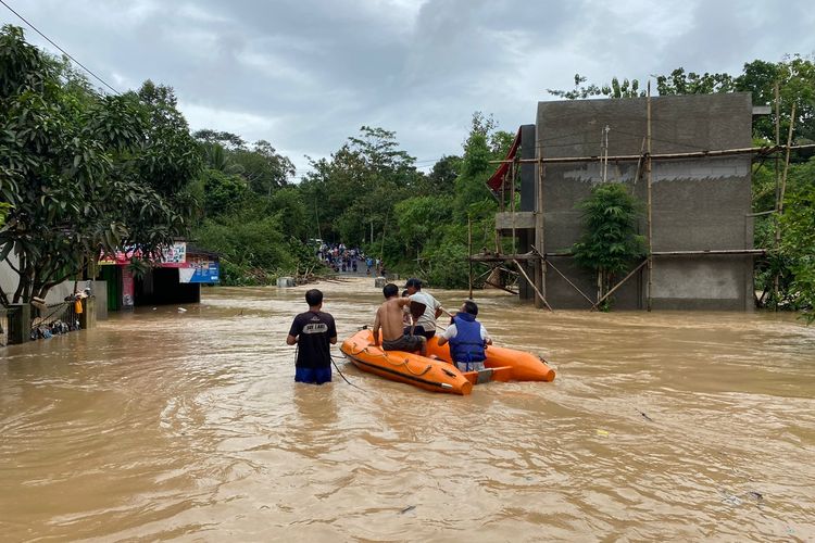 Banjir terjang tiga kecamatan di Kabupaten Lebak setelah hujan lebat sejak Selasa (3/1/2023) dini hari.