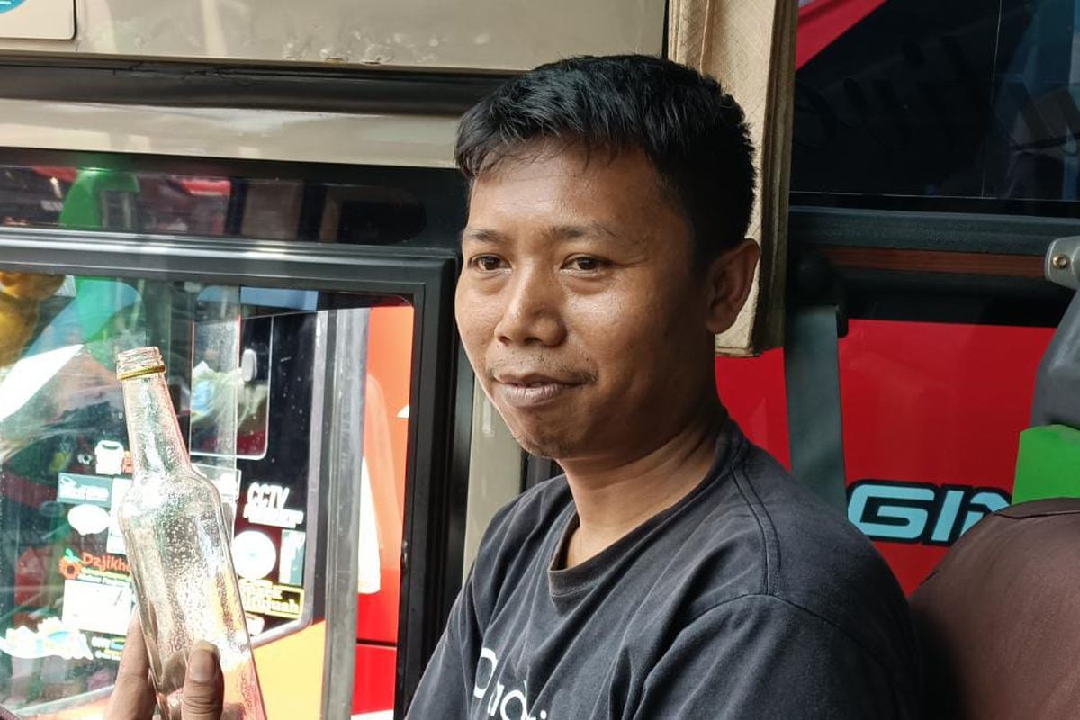 Wakhid Setyawan (32), pramudi dari PO Bus Adhi Prima jurusan Bekasi-Palembang saat ditemui Kompas.com di Terminal Induk Kota Bekasi, Rabu (19/4/2023).