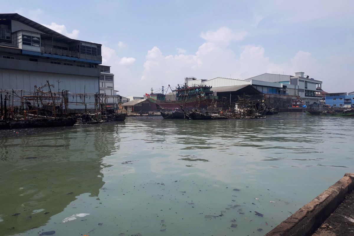 Bangkai kapal yang terbakar di di Pelabuhan Muara Baru, Pluit, Penjaringan, Jakarta Utara, Minggu (24/2/2019).