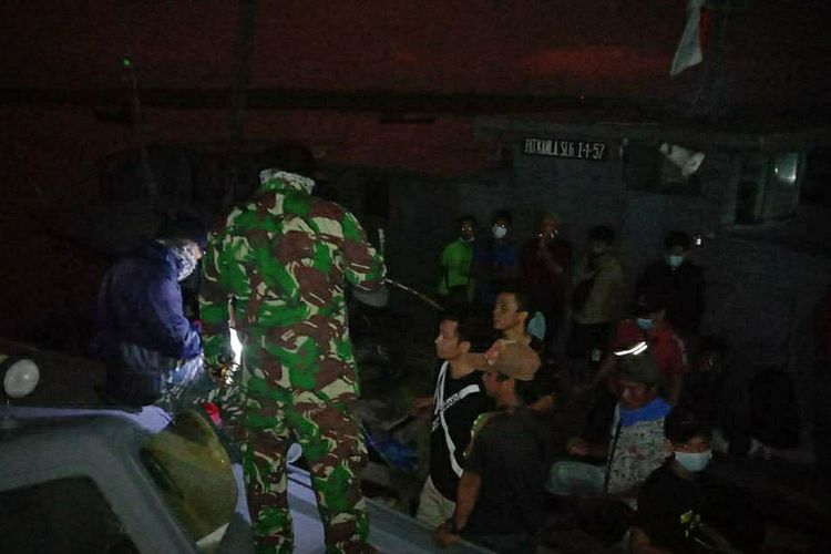 Sebanyak 22 tenaga kerja Indonesia (TKI)ilegal dari Malaysia diamankan Tim Fleet One Quick Response (F1QR) Lanal Tanjung Balai Asahan (TBA) Lantamal I pada Senin (20/4/2020) dini hari. Mereka diangkut oleh 2 orang anak buah kapal (ABK) menggunakan kapal jenis sampan GT 3 tanpa nama di Tanjung Jumpul, Kabupaten Asahan, Sumatera Utara.