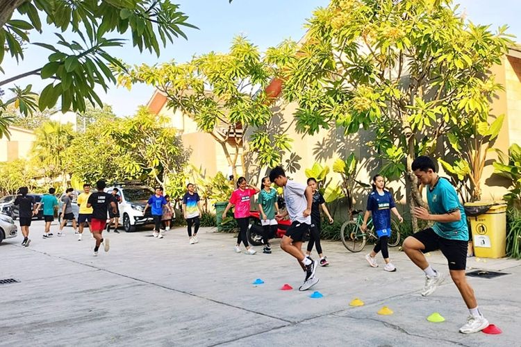 Area parkir salah satu hotel di Kudus, Jawa Tengah, dipenuhi puluhan anak-anak PB Taqi Arena asal Bandung Barat, Jawa Barat, yang melakukan pemanasan sebelum bertanding di polytron Superliga Junior 2025. 