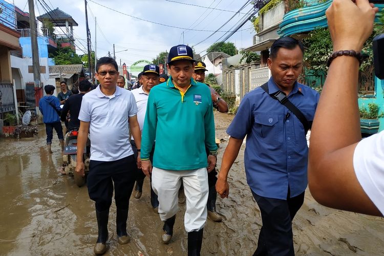 Menteri Perdagangan RI, Agus Suparmanto meninjau lokasi banjir di Pondok Gede Permai, Jatiasih, Kota Bekasi, Jumat (3/1/2020).