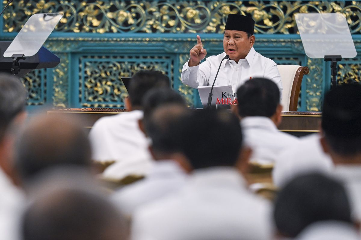 Presiden Prabowo Subianto memimpin Sidang Kabinet Paripurna di Kantor Presiden, Istana Negara, Jakarta, Senin (20/7/2026). Sidang kabinet paripurna tersebut untuk menyambut perayaan 17 Agustus serta evaluasi untuk melihat berapa banyak program-program yang telah dicapai dan apa yang perlu diperbaiki guna mempercepat kebijakan yang masih tertunda. ANTARA FOTO/Galih Pradipta/nz