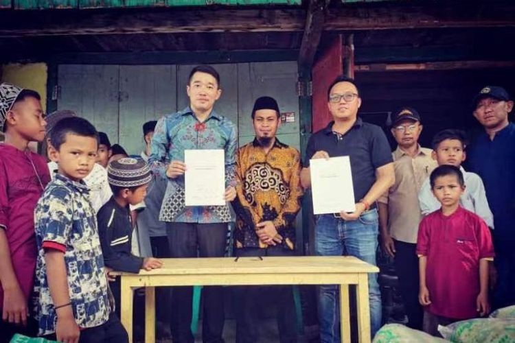 Direktur Utama GNI Zhou Yuan, Kepala Panti Asuhan Raudhatul Fitrah Ihsan, dan Bupati Morowali Utara Delis Julkarson Hehi menandatangani perjanjian pemberian bantuan untuk panti asuhan di Kabupaten Morowali Utara, Sulawesi Tengah, Jumat (24/2/2023). 

