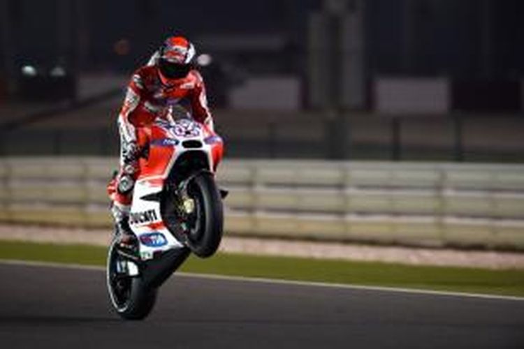 Pebalap Ducati asal Italia, Andrea Dovizioso, merayakan keberhasilannya merebut pole position GP Qatar setelah mencatat waktu tercepat pada sesi kualifikasi di Sirkuit Losail, Sabtu (28/3/2015).