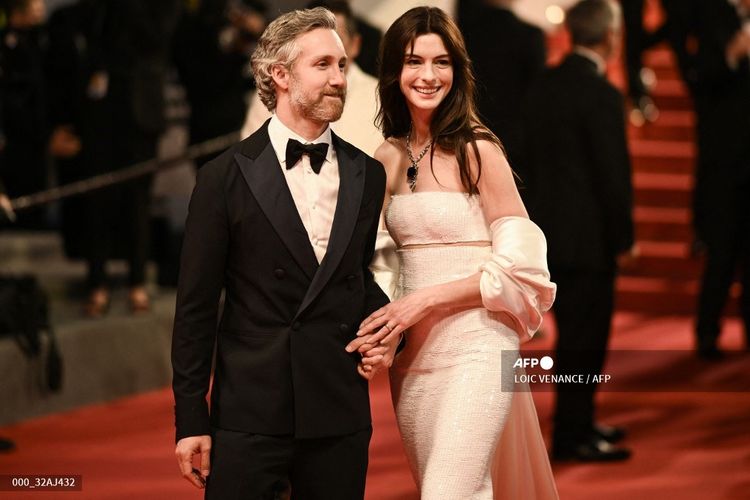 Anne Hathaway dan suaminya Adam Shulman di Cannes Film Festival 19 Mei 2022. (Photo by LOIC VENANCE / AFP)