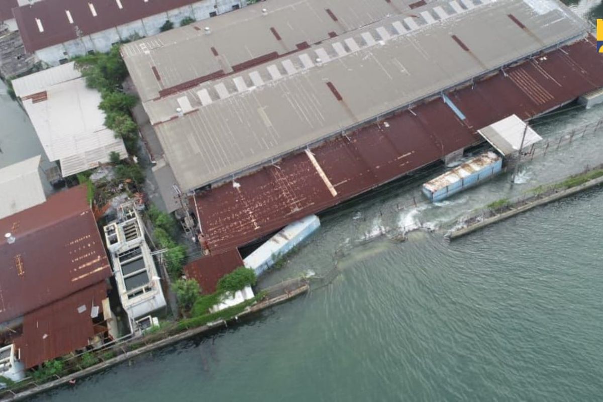 Kementerian Pekerjaan Umum dan Perumahan Rakyat (PUPR) mengungkapkan penyebab banjir rob di sebagian wilayah Jawa Tengah utara seperti Kota Semarang, Kota/Kabupaten Pekalongan, dan Kabupaten Demak karena tingginya muka air laut yang mencapai +210 sentimeter Mdpl (meter di atas permukaan laut).