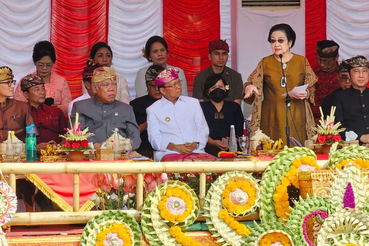 Presiden kelima RI Megawati Soekarnoputri saat berpidato dalam acara Pesta Kesenian Bali ke-45, di Denpasar, Bali, Minggu (18/6/2023).
