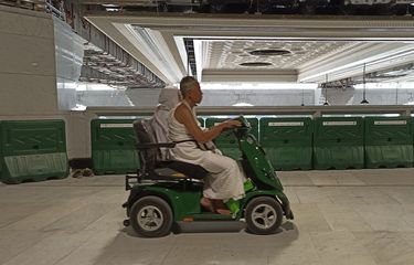 Ilustrasi layanan skuter di Masjidil Haram untuk jemaah haji lansia.