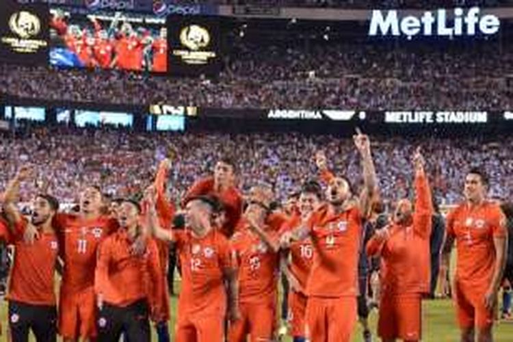 Para pemain Cile merayakan keberhasilan menjuarai Copa America Centenario, Minggu (26/6/2016). 