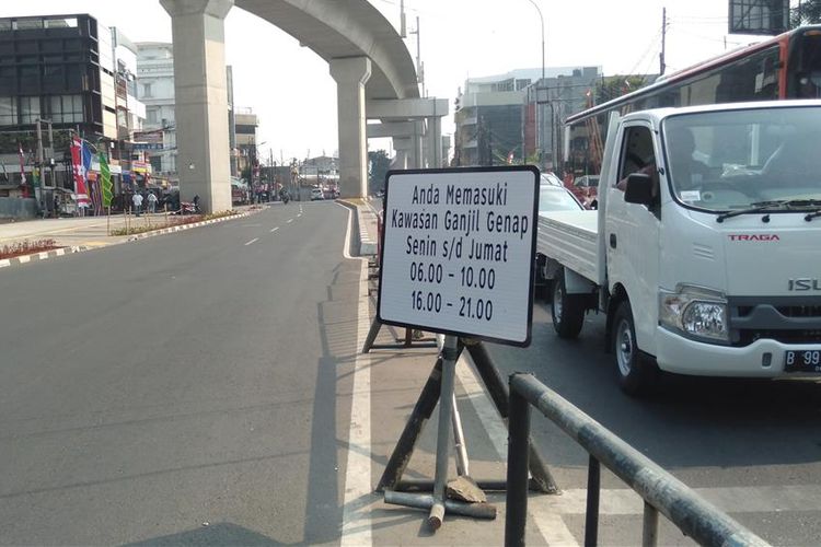 Dishub Sosialisasi Ganjil Genap di kawasan Fatmawati, Jakarta Selatan, Senin (12/8/2019)