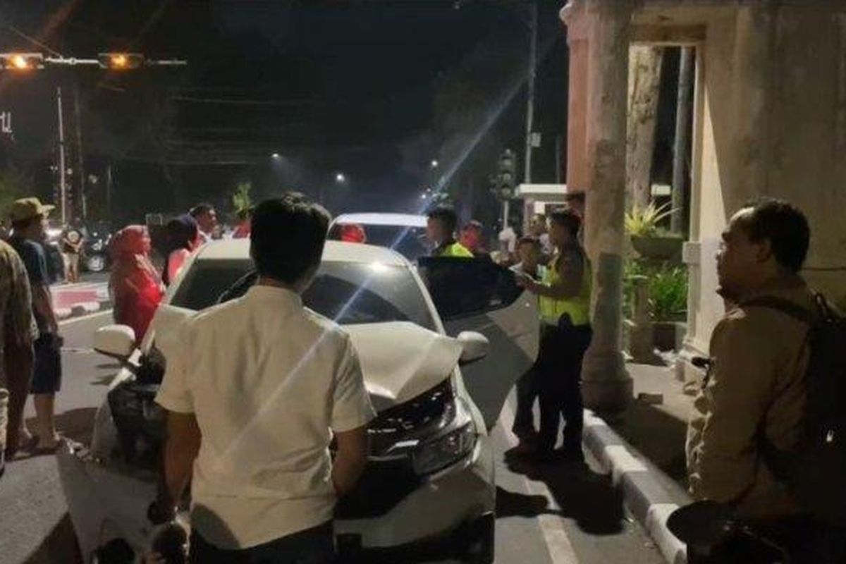Polisi mengevakuasi mobil bandar narkoba yang ditangkap usai menabrak mobil saat pengejaran di Jalan Imam Bonjol Medan, Rabu (26/9/2024). 
