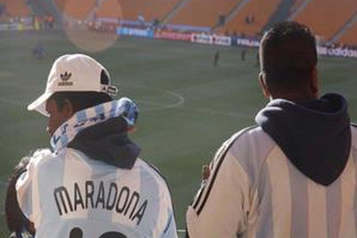 Soerang suporter Argentina tetap bangga dan percaya kepada Diego Maradona, hingga mengenakan kaus bertuliskan sang legenda itu. Ia setia mendukung Argentina saat melawan Korea Selatan di pertandingan Grup B Piala Dunia 2010 di Stadion Soccer City, Kamis (17/6/2010). Argentina akhirnya menang 4-1.