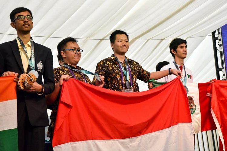 Pelajar Indonesia yang berhasil meraih enam medali pada Olimpiade Matematika Internasional atau International Mathematical Olympiad (IMO) 2019 di Inggris.