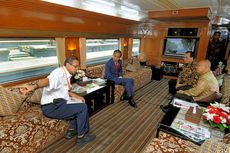 Foto Jokowi Rapat di Kereta Kepresidenan