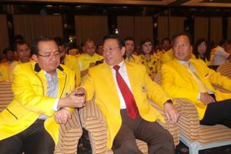 Tiga kandidat calon ketua umum Partai Golkar yang bertarung dalam Munas Golkar versi Presidium Penyelamat Partai Golkar di Ancol, Jakarta. Mereka adalah (dari kiri ke kanan) Priyo Budi Santoso, Agung Laksono, dan Agus Gumiwang.