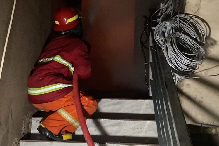 Kebakaran Gedung Space One PIK 2 Belum Padam Sore Ini, Damkar Terkendala Asap Pekat