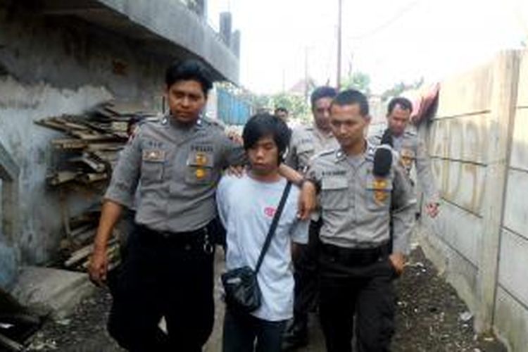 Falah (22), diamankan petugas Polsek Sukaraja, Rabu (1/10/2014). Ia diduga kerap melakukan perbuatan nekad dengan menggerayangi kemaluan dan payudara perempuan yang menjadi incarannya. K97-14