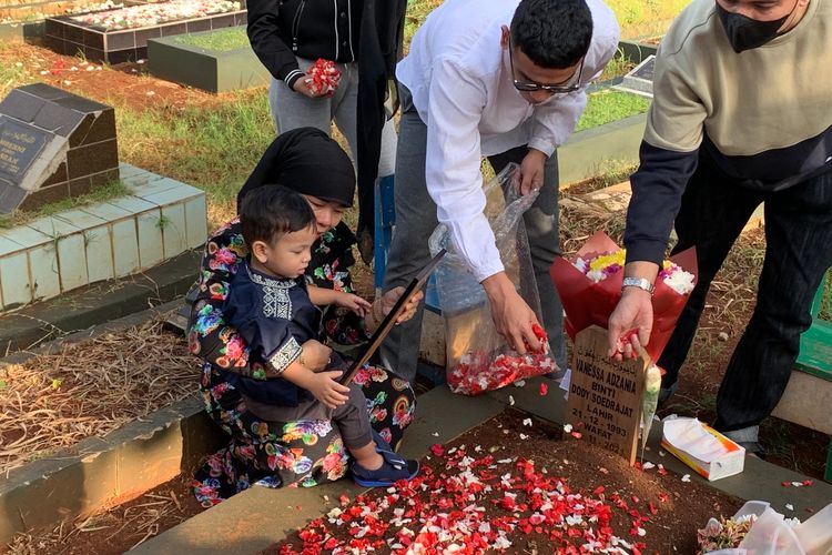 Anak Vanessa Angel dan Bibi Andriansyah, Gala Sky Andriansyah saat melihat foto mendiang ibunya di Taman Makam Malaka, Jakarta Selatan, Sabtu (26/2/2022).