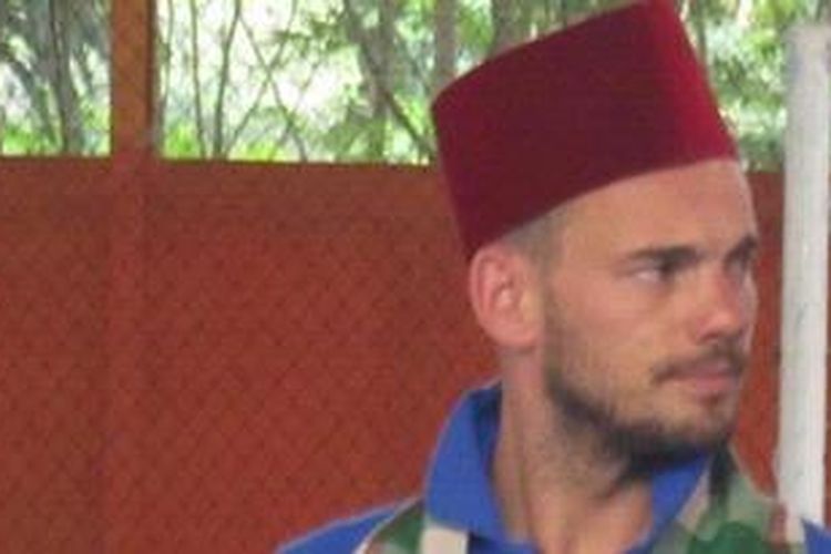  Empat tim nasional Belanda yakni Wesley Sneijder, John Heitinga, Jeremain Lens, dan Ricky van Wolfswinkel, seketika berubah jadi si Pitung. Mereka didandani ksatria tersohor asal Betawi tersebut dalam acara penyerahan medali juara turnamen street soccer FC247: Tempat Main Gue di BM Futsal, Cilodong, Depok, Jawa Barat, Kamis (6/6/2013). 