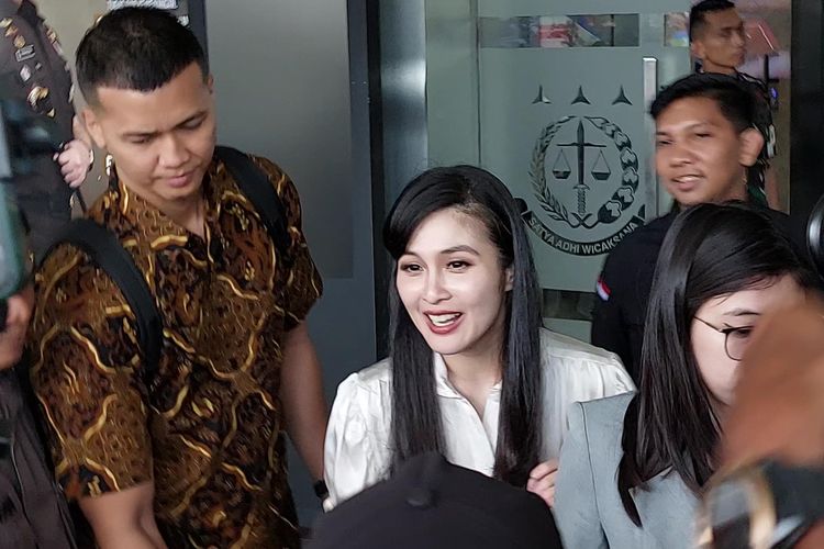 Aktris Sandra Dewi usai pemeriksaan di Kejagung, Jakarta, Kamis (4/4/2024).