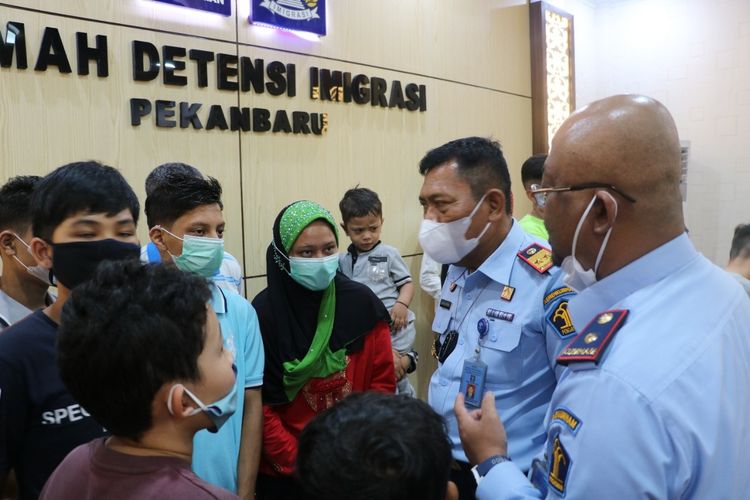 Kanwil Kemenkumham Riau dan Imigrasi Pekanbaru melakukan proses pemindahan 21 pencari suaka dan pengungsi luar negeri di Kota Pekanbaru, Riau, ke Amerika Serikat, Selasa (29/3/2022).
