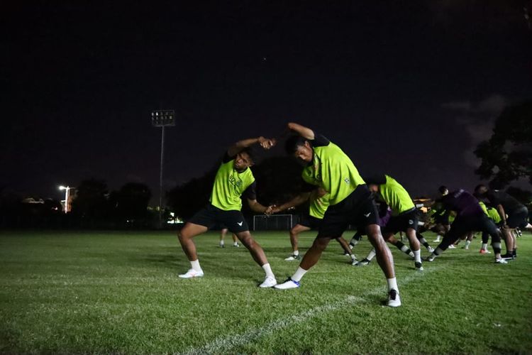 Persikabo 1973 saat melaksanakan official training untuk laga tunda pekan 17 Liga 1 2021-2022 tanpa penenerangan di Stadion Samudra Kuta, Selasa (4/1/2021) malam.