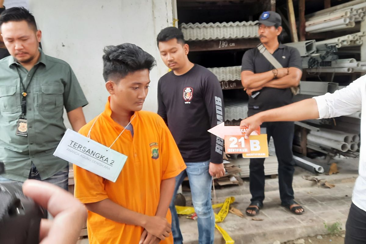 Tim Resmob Kepolisian Daerah (Polda) Metro Jaya menggelar rekonstruksi pembunuhan di sebuah toko material bangunan di Jalan Raya Ciracas, Ciracas, Jakarta Timur, pada Senin (25/7/2022). Korban perempuan berinisial A dibunuh mantan pacarnya, M, beserta dua rekannya, B dan D, di sebuah kamar di belakang toko material itu pada Sabtu (16/7/2022) malam. Jasad korban kemudian dibuang ke Kali Cikeas, Jatisampurna, Bekasi, Jawa Barat.