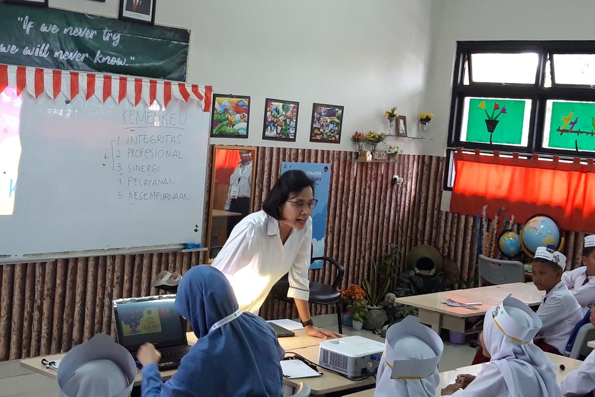 Menteri Keuangan Sri Mulyani Indrawati ketika mengajar di SD Kenari I, Kwitang, Jakarta Pusat, Senin (4/11/2019).