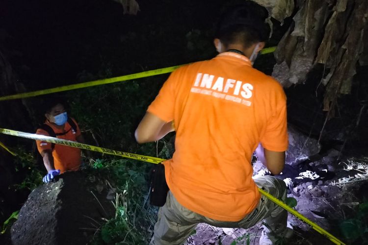Petugas Inafis Polres Buleleng melakukan olah TKP penemuan mayat yang sudah menjadi tulang belulang di Desa Bengkala, Kecamatan Kubutambahan, Kabupaten Buleleng, Provinsi Bali, Kamis (18/8/2022) petang.