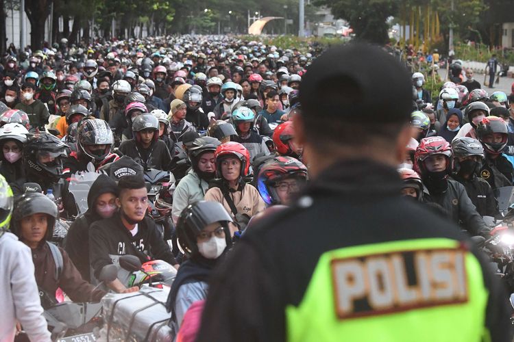 Pemudik bersepeda motor antre untuk memasuki Pelabuhan Merak di Banten, Sabtu (30/4/2022). Pelabuhan Merak dipadati puluhan ribu pemudik berkendaraan roda.