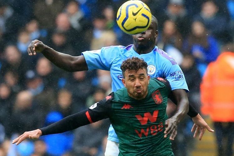 Benjamin Mendy dan Trezeguet berduel di udara pada pertandingan Manchester City vs Aston Villa dalam lanjutan Liga Inggris di Stadion Etihad, 26 Oktober 2019. 