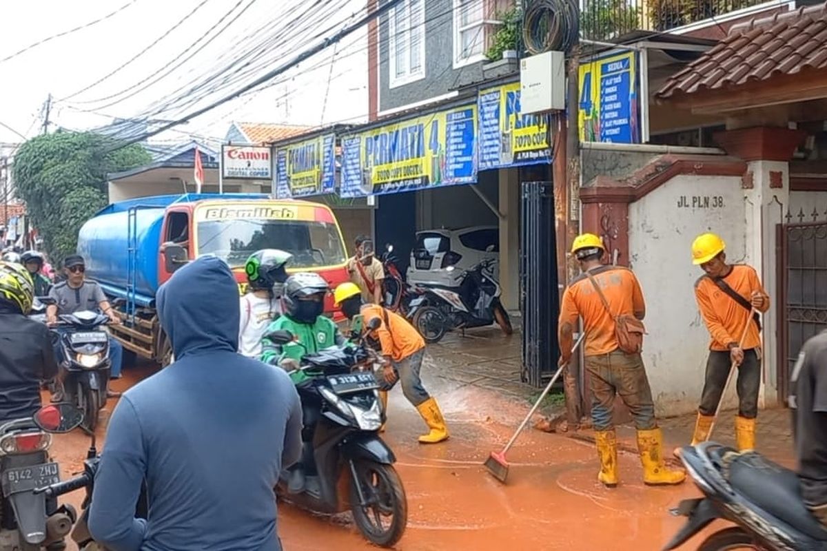 Kondisi Jalan PLN, Kelurahan Gandul, Kecamatan Cinere, Depok, yang dipenuhi tanah berlumpur pada Rabu (31/8/2022).