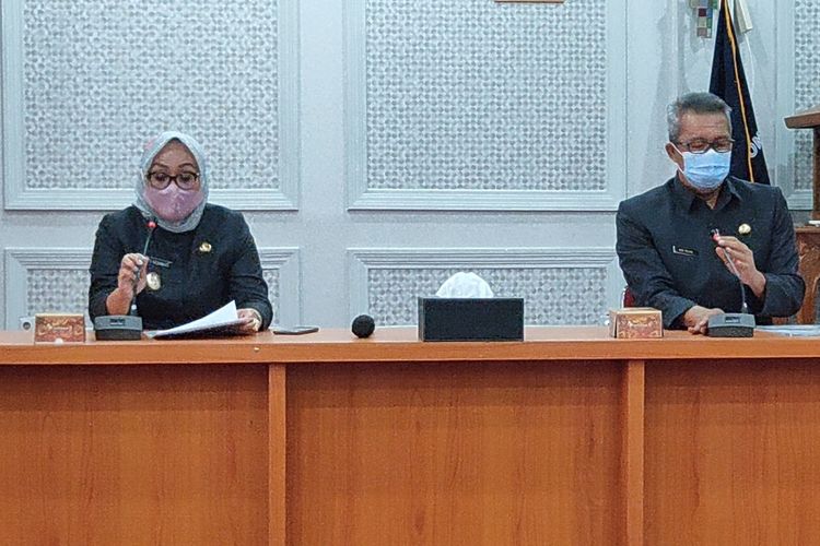 Wakil Wali Kota Cirebon Eti Herawati membacakan surat yang dibuat Wali Kota Cirebon Nashrudin Azis, di balaikota Cirebon Senin (23/11/2020). Azis mengungkap dirinya terkonfirmasi positif Covid-19.